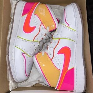Jordan 1 Mid Edge Glow